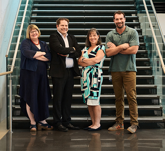 Профессор и студент смотрят на экран компьютера в лаборатории